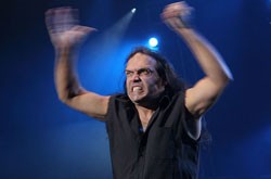 Blaze Bayley koncertas taps triguba metalo muzikos doze